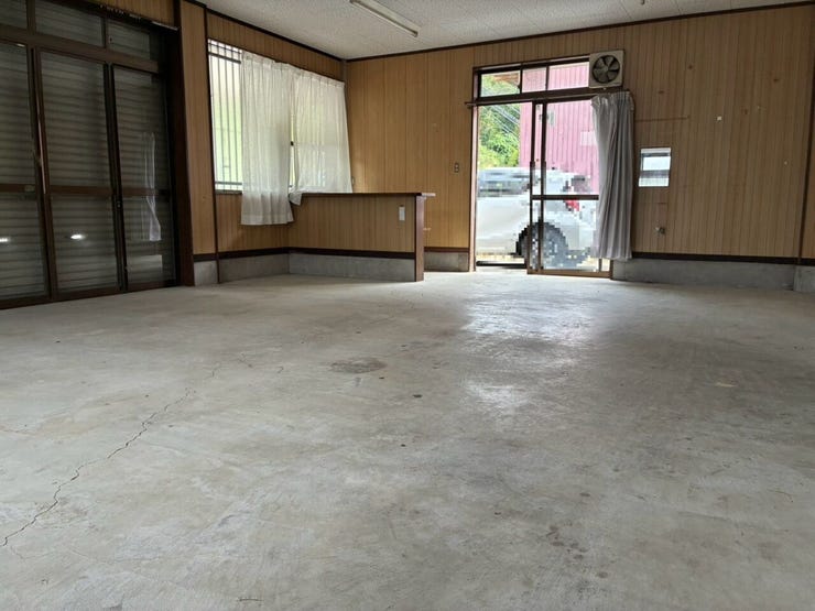 店舗付中古戸建です。