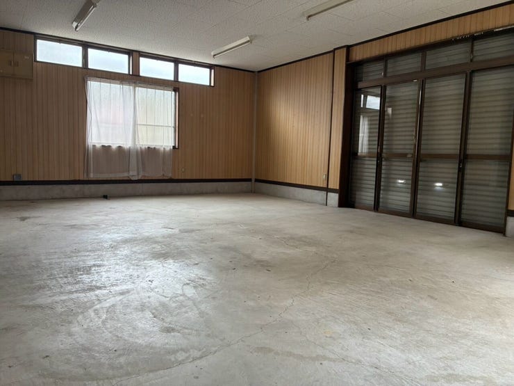 店舗付中古戸建です。
