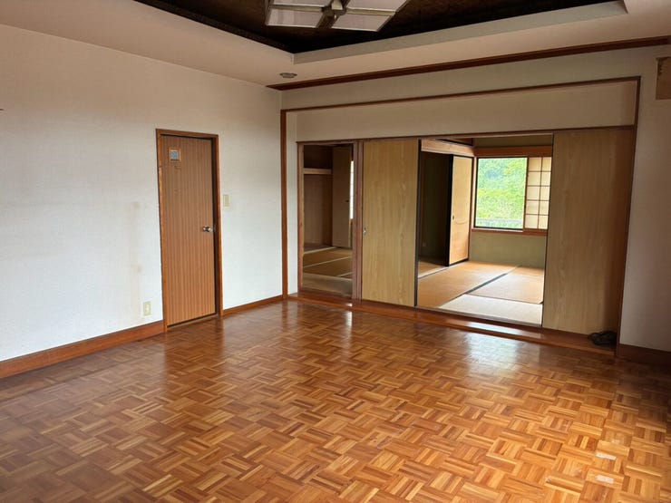 2階洋室
奥の和室への扉を開放することが可能ですので開放感がございます。