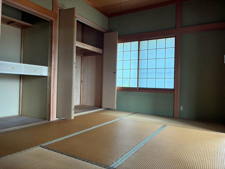 2階6帖和室
使い勝手の良い収納がございます。