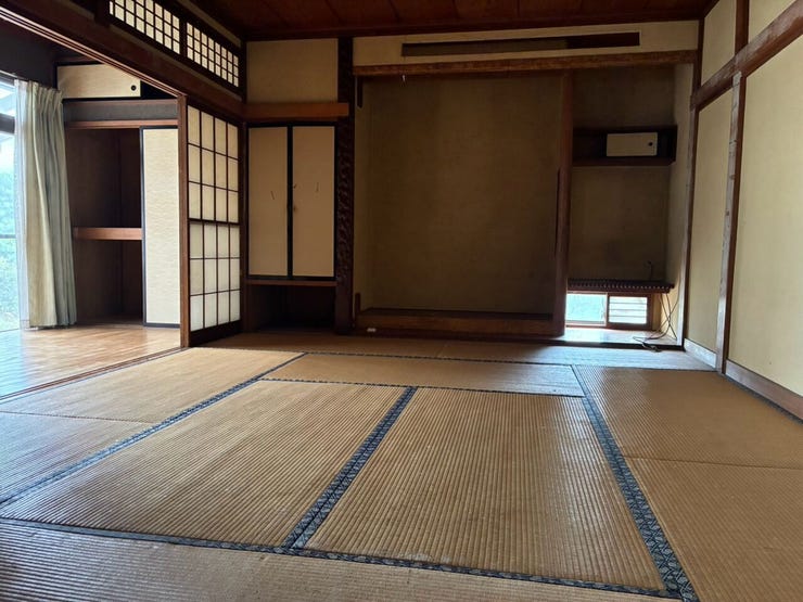 1階10帖和室
床の間に小さな窓がございます◎
広縁にも収納があり便利です。