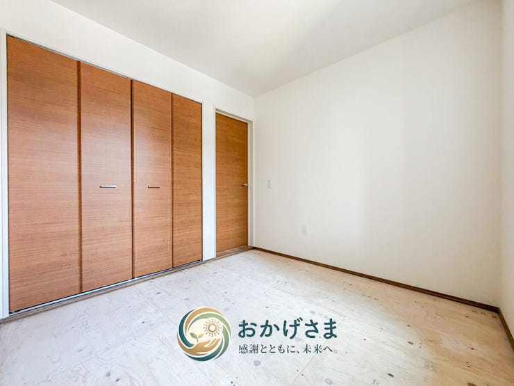【洋室】
施工中のお部屋。温かみのある木目調のドアと大容量のクローゼットを備えた、使い勝手の良い間取りです。