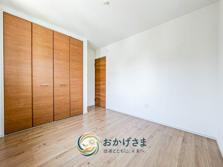 【洋室】
ナチュラルな木目調で統一された温かみのある洋室。どんな家具とも相性が良く、レイアウトも自在です。