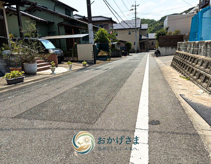 【前面道路】
幅員にゆとりがあり、お車の出し入れやすれ違いもスムーズに行える、きれいに整備された前面道路です。