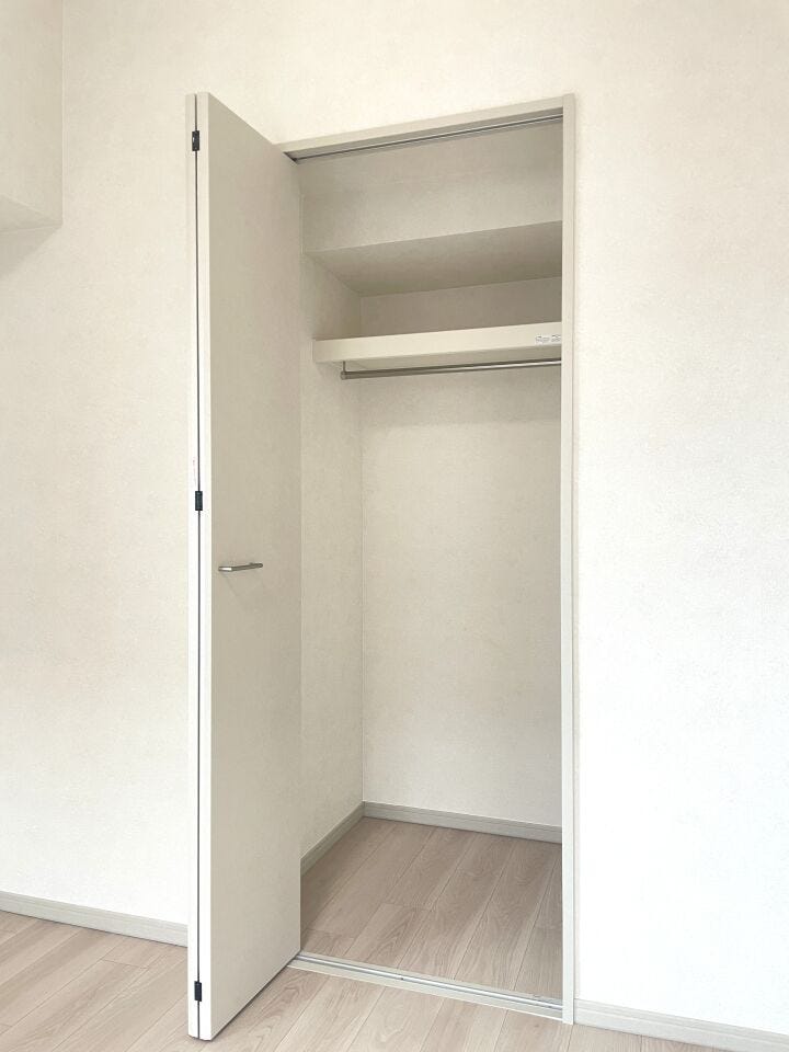 ◇クローゼット◇
クローゼットには枕棚とハンガーパイプを設置。外套や大切なお洋服は傷まないよう、そのままかけて収納。お出かけの小物も枕棚ですっきり片付きます。