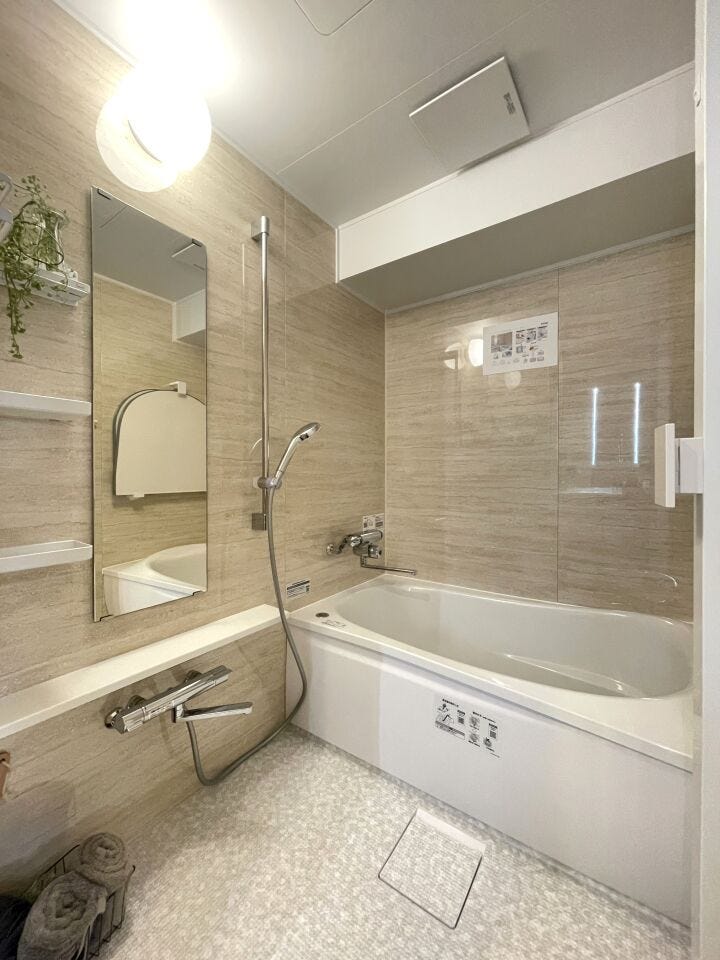 ◇浴室◇
毎日の疲れを癒す場所だからこその、シンプルで落ち着いた空間となっています。浴槽にゆっくりと身を沈め深く瞑想をすれば、また新たな活力が湧いてきます。