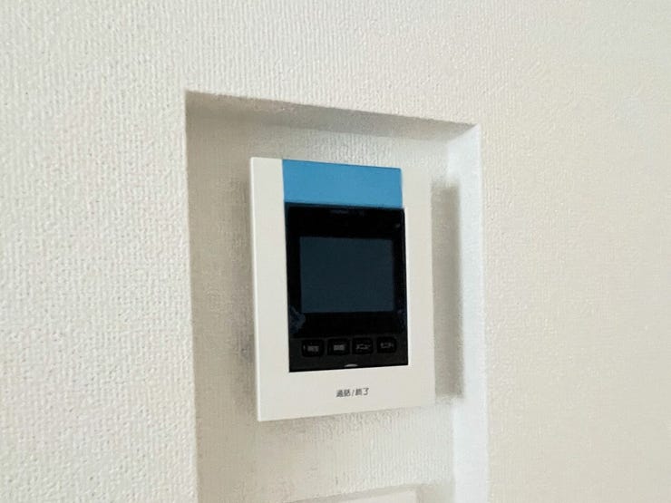 ○カラーモニター付インターホン○ 同仕様
不在時の訪問は自動で録画されます。
訪問者の顔が確認できるのでお子様の留守番にも安心です♪