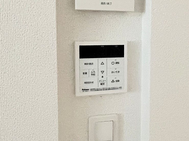 ○オートバスパネル○ 同仕様
いつでも適温のお風呂にはいれるのが嬉しいですね♪
キッチンからの操作もできるので便利です♪