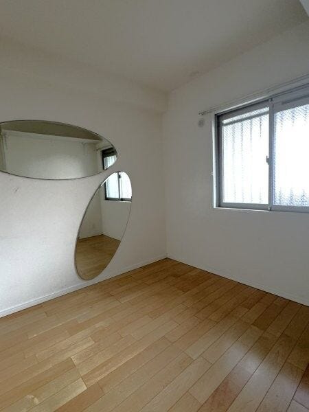 洋室の壁面に施された個性的な鏡が、お部屋のアクセントになってます!