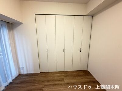 お部屋の広さを最大限に活かせる、便利な収納付き洋室
見せない収納で生活感を抑え、すっきりとした空間を演出
毎日の片付けがしやすく、お子様部屋にも嬉しい収納設計
