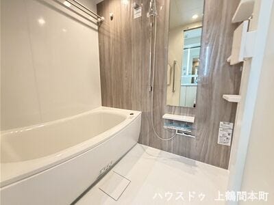 木目調のアクセントパネル
一日の疲れを癒す、落ち着いた雰囲気のバスルームです
清潔感のあるデザインで、毎日気持ちよく使える浴室
ゆとりある浴槽で、リラックスできる入浴時間を実現