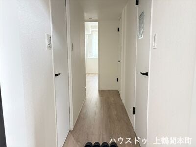 住まいの第一印象を彩る、明るく清潔感のある玄関です
ゆとりある玄関スペースで、毎日の出入りもスムーズに行えます
ご家族や来客を気持ちよく迎える、開放感のあるエントランス