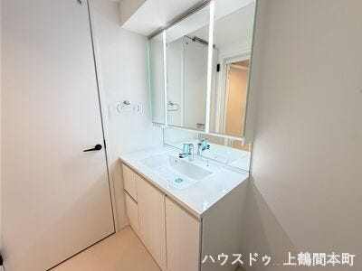 統一感のある洗面化粧台。
三面鏡付きで、身だしなみのチェックもしやすい仕様。
洗面小物も整理しやすく、生活感を抑えられる収納力。
忙しい朝の支度をスムーズにする、機能的な洗面スペース。