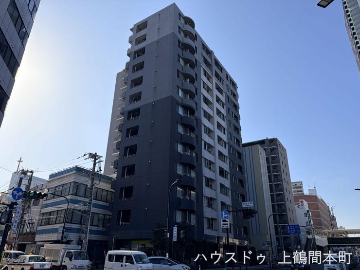 【外観】
行幸道路から相模大野駅への交差点脇に建つマンション。
落ち着いた街並みに映えるマンション外観
重厚感のある佇まいが魅力のマンション
住環境の良さを感じられる落ち着いた外観デザイン