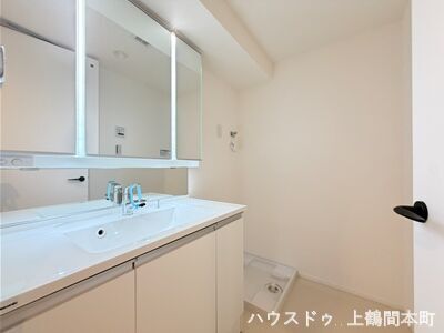 三面鏡付きで、身だしなみのチェックもしやすい仕様
洗面小物も整理しやすく、生活感を抑えられる収納力
忙しい朝の支度をスムーズにする、機能的な洗面スペース
シンプルで飽きのこないデザイン