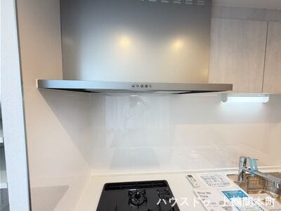 調理中の煙やにおいをしっかり排気する、機能的なレンジフード
キッチン空間を快適に保つ、換気性能に優れた設備です
お料理中の油煙を効率よく吸い込む、実用性の高いレンジフード