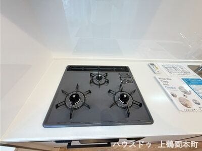 同時調理が可能な三口コンロで、毎日の料理がスムーズに進みます
複数の調理を同時に行えるため、家事効率が大きく向上します
煮る・焼く・炒めるを同時にこなせる、便利な三口コンロを採用