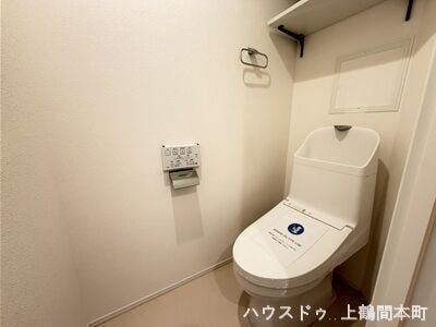 洗浄機能・脱臭機能を完備、開口窓も設け清潔な室内になっています。
清潔感のある、使いやすいトイレスペースです。
シンプルで飽きのこないデザインに仕上がっています。