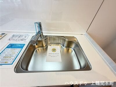 毎日の家事をサポートする機能的なシンク設計
水はねしにくくお手入れもしやすいシンクです
作業スペースとのバランスにも配慮されたキッチン設計
使い勝手を考えたゆとりあるシンクスペース