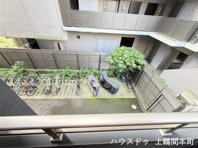自転車をスッキリ置ける便利な駐輪スペース付き
通勤・通学にも嬉しい駐輪スペースを確保しております
お子様用の自転車もしっかり置ける駐輪場です
毎日の移動を快適にしてくれる駐輪スペース♪
