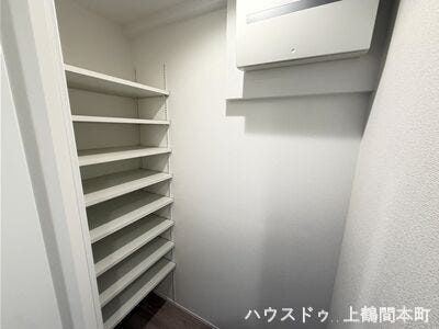 ご家族や来客を気持ちよく迎える、開放感のあるエントランス
収納も備え、すっきりとした空間を保ちやすい玄関設計です
靴や小物を整理しやすく、生活感を抑えられる設計です