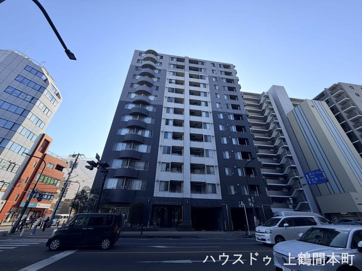 ゆとりある前面道路♪
前面道路も見渡しやすく、小さなお子様のいるご家庭にも安心感のある住環境。
開放感ある街並みと前面道路が、住まい全体をより広く感じさせます。
