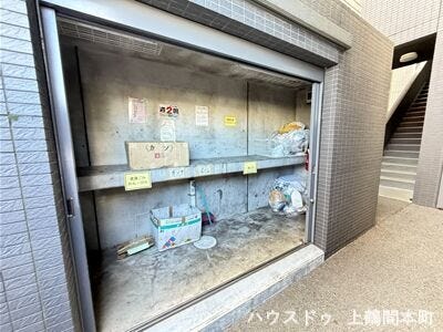 扉付きのごみ置き場
朝の忙しい時間帯にもサッとゴミ出し可能です
居住者の使いやすさを考えたゴミ置場配置となっております
生活感を抑えたスッキリとしたゴミ置場スペース
