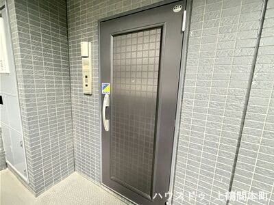 毎日の“いってきます”と“ただいま”を心地よくする空間
住まいの顔として、上品で落ち着いた印象の玄関です