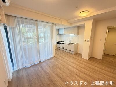 家族が自然と集まる心地よいリビング空間
ゆったりくつろげる開放感のあるリビングです
明るい陽射しが差し込む居心地の良い空間
家具配置もしやすい使い勝手の良いリビング
