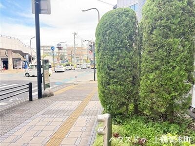 マンションを一歩でれば整備された大通りです。
現地でしか伝わらない、前面道路を含めた開放感をぜひご体感ください。
前面道路との距離感が心地よく、陽当たりの良さも魅力の一つです。