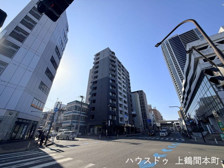 現地でしか伝わらない、前面道路を含めた開放感をぜひご体感ください。
前面道路が広く、駐車が苦手な方にも安心の住環境です。
前面道路もゆとりがあり、開放感あふれる街並みが魅力です。