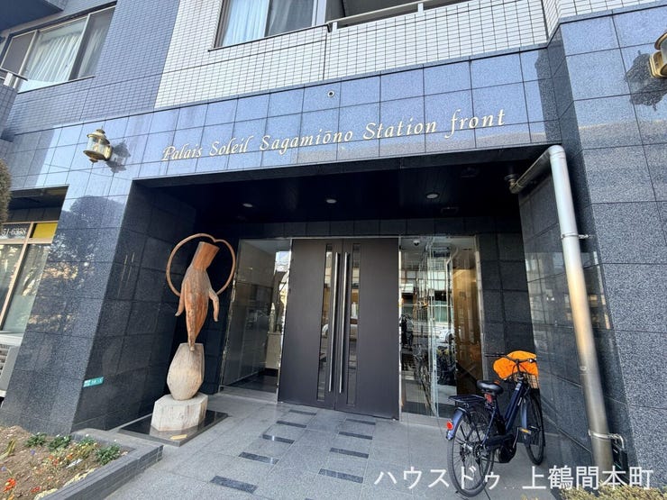 ホテルライクな雰囲気が住まいの価値を高めてくれます♪
一歩足を踏み入れた瞬間に感じる上質な住空間♪
来客時にも誇らしくお迎えできる美しいエントランスホールです♪