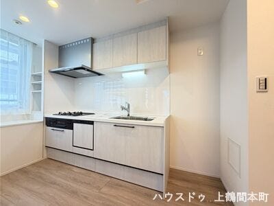 毎日の料理が楽しくなる、使い勝手とデザイン性を兼ね備えたキッチン
広めの作業スペースで、調理や片付けがスムーズに行える設計です
収納が充実しており、調理器具や食器もすっきり整理できます