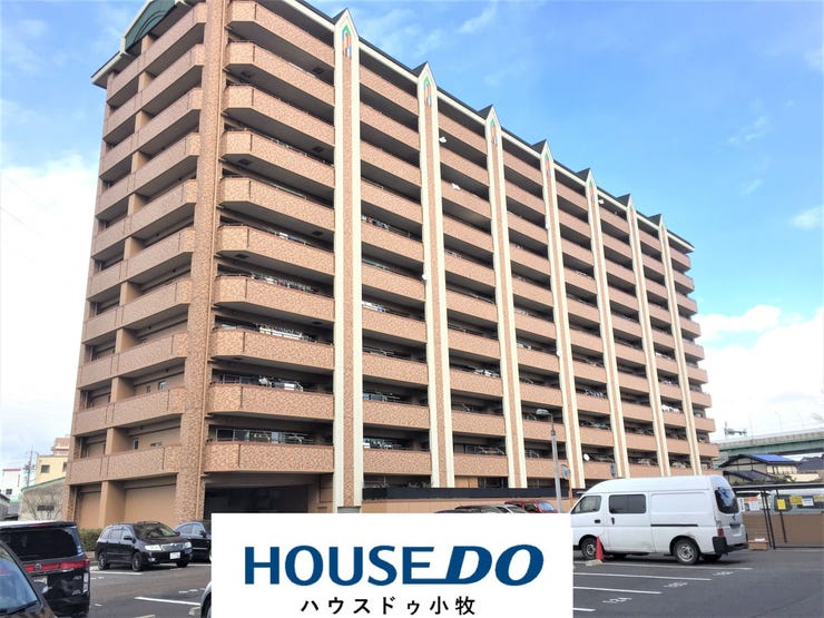 【外観】
【11階建て11階部分】
ペットと暮らせる3LDKの部屋♪
最上階のお部屋は広々としたバルコニーがあり、風通しや日当たりが良好♪
またオートロックや宅配BOXなど防犯性が高いのも嬉しいポイント♪