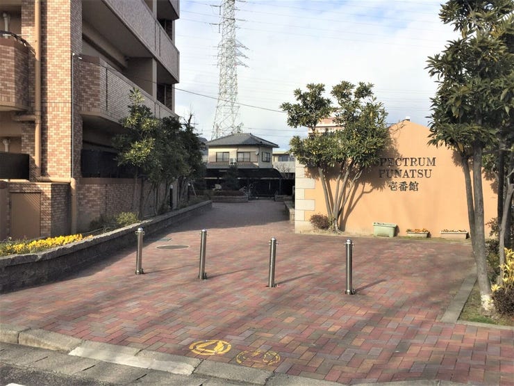 【広々とした敷地】
広々とした敷地が魅力のマンション。ゆとりある敷地内には開放感があり、のびのびとした暮らしを楽しめます!
建物だけでなく、敷地全体からゆとりと落ち着きを感じられる住環境です♪