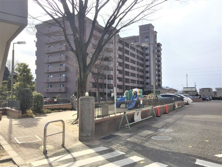 【敷地内公園】
広々とした敷地内には公園も設けられています!
ペットやお子様が遊べる身近な場所があるのは、ファミリーに嬉しいポイントです♪
敷地内で気軽に外遊びを楽しめる、ゆとりある住環境です!