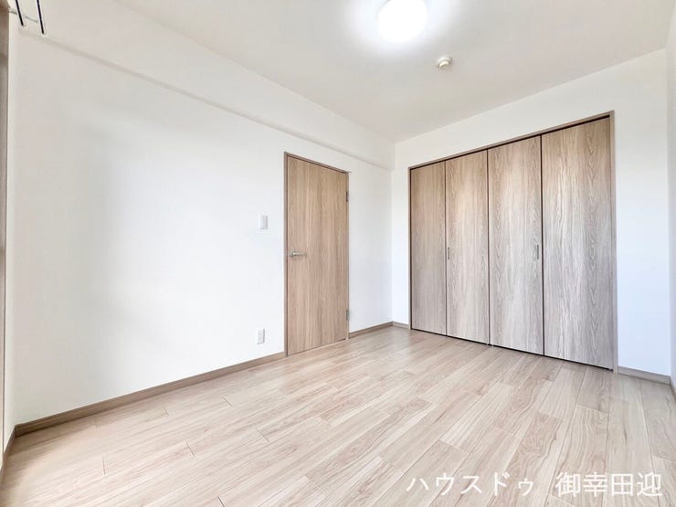 ■5.8帖洋室①■寝室、書斎、趣味の部屋。家族の成長やライフスタイルに合わせ、様々な使い方ができる快適な空間です。