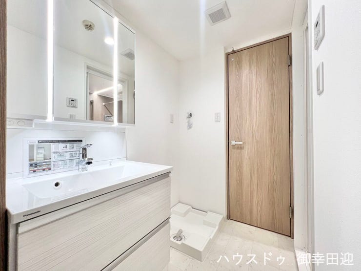 ■清々しいリフレッシュ空間■自分を磨き、気持ちを切り替える。心地よい光が差し込むプライベートスペース。