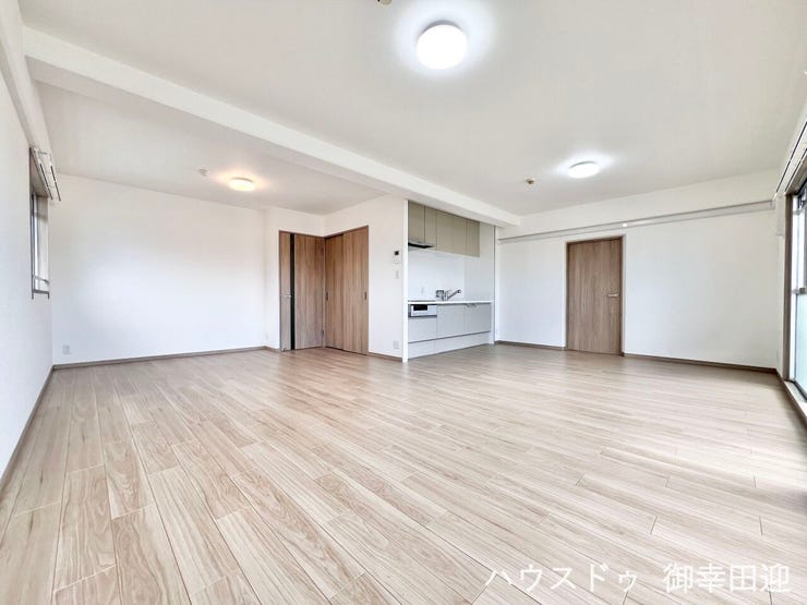■安らぎと笑顔の中心地■陽光が優しく降り注ぎ、会話が自然と弾む。ここでは、毎日が特別な時間へと変わります。
