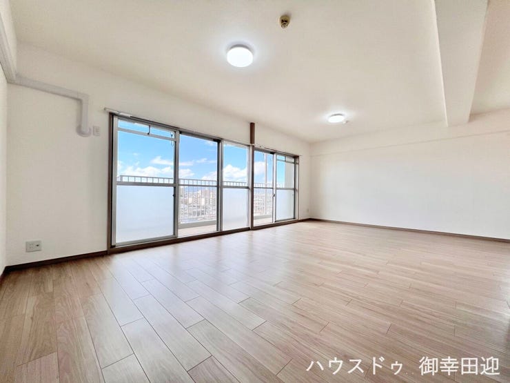 ■安らぎと笑顔の中心地■陽光が優しく降り注ぎ、会話が自然と弾む。ここでは、毎日が特別な時間へと変わります。