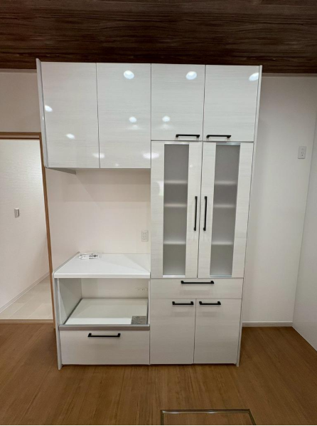 大容量のカップボード付き。食器や調理家電をすっきりまとめられ、キッチン周りも整います。