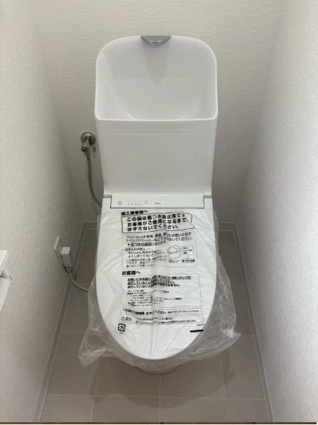 清潔感のあるシンプルなトイレ空間。2025年10月リフォームで設備も交換されています。