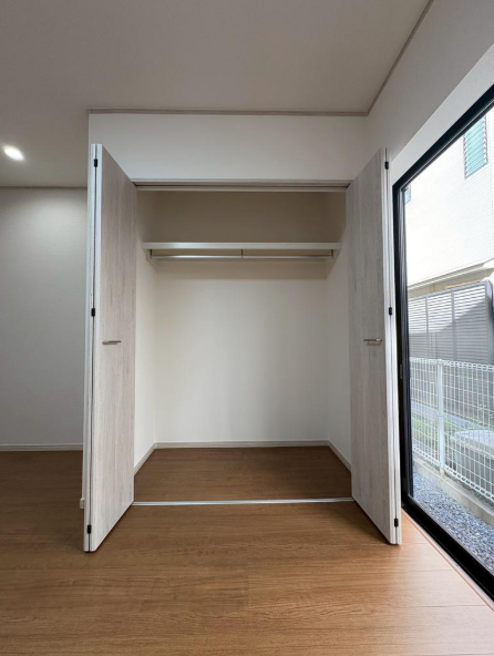 奥行きのあるクローゼットを完備。衣類や季節物などもしっかり収納できる頼もしい収納力です。