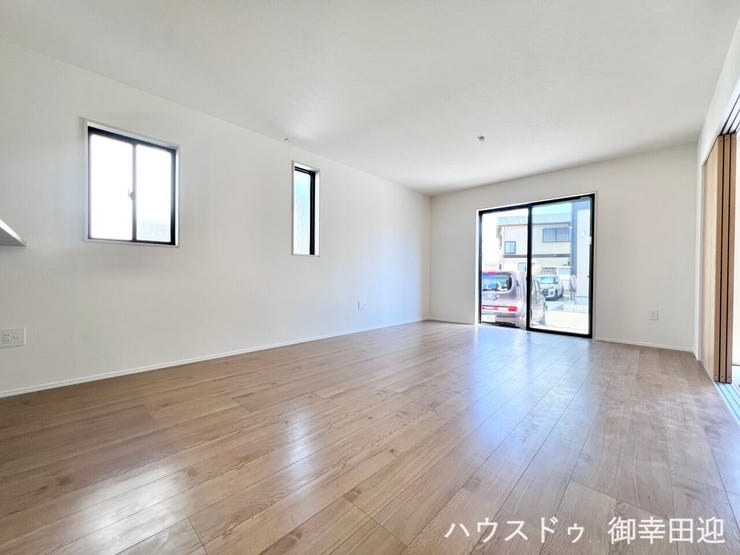 ■安らぎと笑顔の中心地■陽光が優しく降り注ぎ、会話が自然と弾む。ここでは、毎日が特別な時間へと変わります。