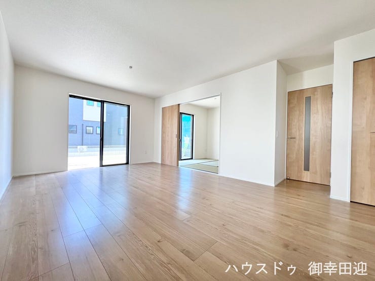 ■安らぎと笑顔の中心地■陽光が優しく降り注ぎ、会話が自然と弾む。ここでは、毎日が特別な時間へと変わります。