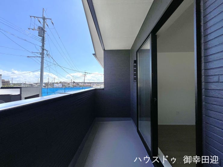 ■空の下の開放的な特等席■日光浴や読書、外の空気を感じながらリフレッシュ。暮らしを豊かにする、もう一つの心地よい空間です。