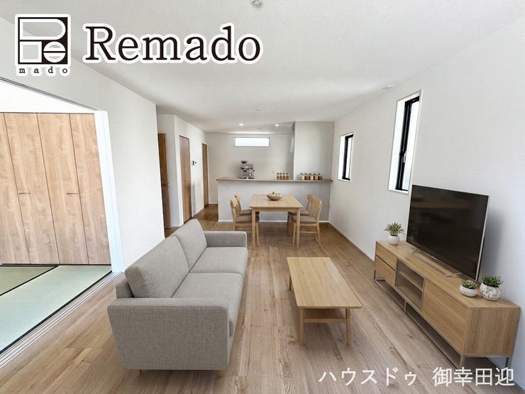 【リビング】
■家族の笑顔が集う中心地■お気に入りの家具を迎え、窓からは心地の良い光が差し込みます。※CGで家具を配置しています。