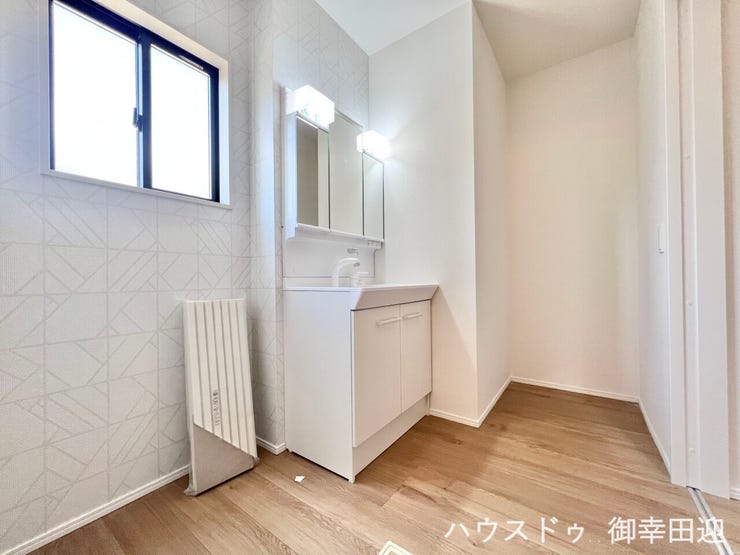 ■清々しいリフレッシュ空間■自分を磨き、気持ちを切り替える。心地よい光が差し込むプライベートスペース。