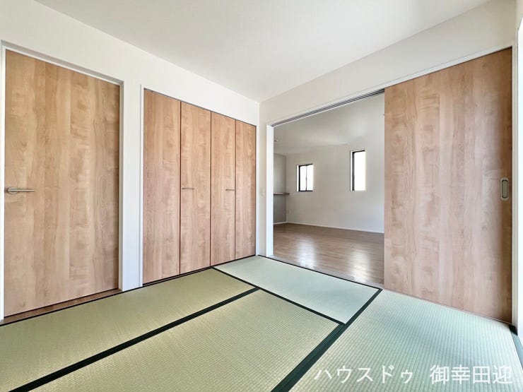■1階4.5帖和室■ゲストをもてなし、昼寝や家事にも使える、畳のぬくもりが心地よい多目的万能スペース。