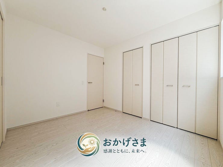 【洋室】
大容量のクローゼットを2カ所に設置した便利な洋室。お部屋を広く使え、衣類や小物の整理整頓もラクラクです。